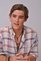 Brenton Thwaites t-shirt #2492393