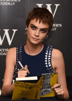 Cara Delevingne Longsleeve T-shirt #2789391