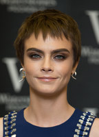 Cara Delevingne Longsleeve T-shirt #2789416