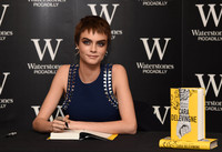 Cara Delevingne Longsleeve T-shirt #2789471