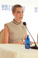 Cara Delevingne Longsleeve T-shirt #2847467