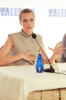 Cara Delevingne Longsleeve T-shirt #2847474