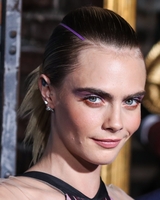 Cara Delevingne Longsleeve T-shirt #3889144
