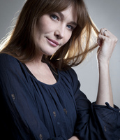 Carla Bruni Longsleeve T-shirt #2331896