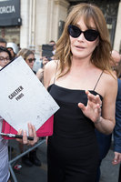 Carla Bruni Longsleeve T-shirt #2723068
