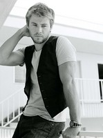 Chris Hemsworth Longsleeve T-shirt #2189501