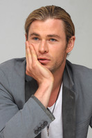 Chris Hemsworth Sweatshirt #2224067