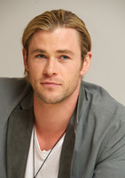 Chris Hemsworth Longsleeve T-shirt #2241718