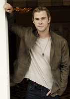 Chris Hemsworth Longsleeve T-shirt #2305176