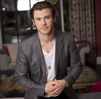 Chris Hemsworth Sweatshirt #2353231