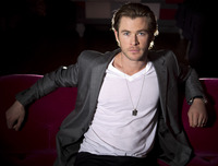 Chris Hemsworth Longsleeve T-shirt #2353233