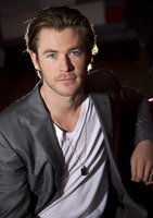 Chris Hemsworth Longsleeve T-shirt #2353240