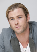 Chris Hemsworth Longsleeve T-shirt #2365012