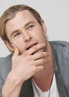 Chris Hemsworth Longsleeve T-shirt #2365014