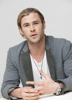 Chris Hemsworth Longsleeve T-shirt #2365016