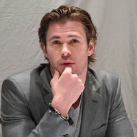 Chris Hemsworth Longsleeve T-shirt #2365019