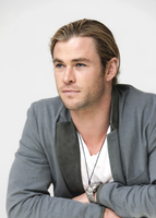 Chris Hemsworth Longsleeve T-shirt #2365025