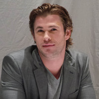 Chris Hemsworth Longsleeve T-shirt #2365027