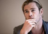 Chris Hemsworth Longsleeve T-shirt #2365029