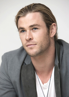 Chris Hemsworth Longsleeve T-shirt #2365031