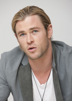 Chris Hemsworth Longsleeve T-shirt #2365033
