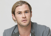 Chris Hemsworth Longsleeve T-shirt #2365034