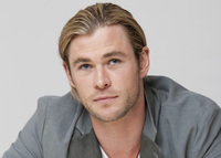 Chris Hemsworth Longsleeve T-shirt #2365037
