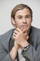 Chris Hemsworth Longsleeve T-shirt #2365038
