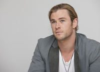 Chris Hemsworth Longsleeve T-shirt #2365040