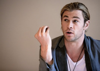 Chris Hemsworth Longsleeve T-shirt #2365042