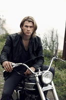 Chris Hemsworth Longsleeve T-shirt #2376461