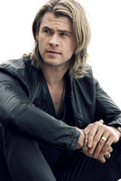 Chris Hemsworth Longsleeve T-shirt #2376462