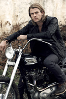 Chris Hemsworth Longsleeve T-shirt #2376464