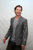 Chris Hemsworth Longsleeve T-shirt #2433053