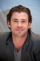 Chris Hemsworth Longsleeve T-shirt #2433056