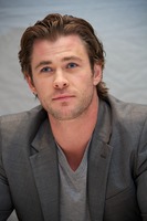 Chris Hemsworth Longsleeve T-shirt #2433058