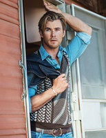 Chris Hemsworth Longsleeve T-shirt #2460154