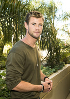 Chris Hemsworth Longsleeve T-shirt #2464587