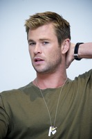 Chris Hemsworth Longsleeve T-shirt #2464589