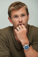 Chris Hemsworth Longsleeve T-shirt #2464599