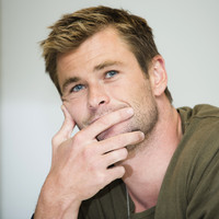 Chris Hemsworth Longsleeve T-shirt #2464601