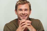 Chris Hemsworth Longsleeve T-shirt #2464603