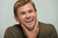 Chris Hemsworth Longsleeve T-shirt #2464607