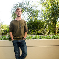 Chris Hemsworth Sweatshirt #2464613