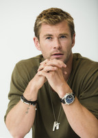 Chris Hemsworth Longsleeve T-shirt #2464615