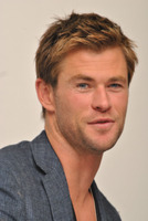 Chris Hemsworth Longsleeve T-shirt #2533782