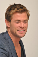 Chris Hemsworth Longsleeve T-shirt #2533796