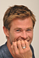Chris Hemsworth Longsleeve T-shirt #2533799