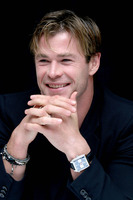 Chris Hemsworth Longsleeve T-shirt #2608090