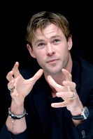 Chris Hemsworth Longsleeve T-shirt #2608092